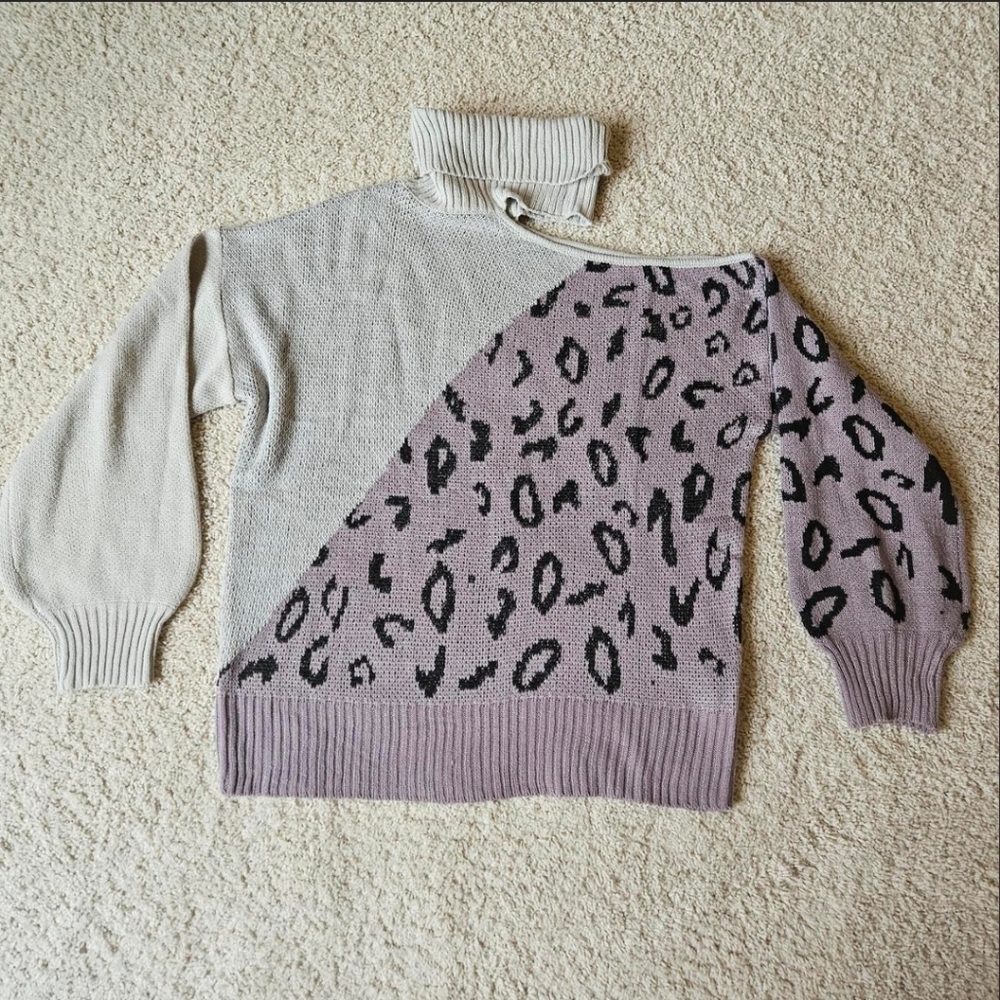 Colorblock Leopard Off-Shoulder Turtleneck Sweater - Light Gray & Mauve